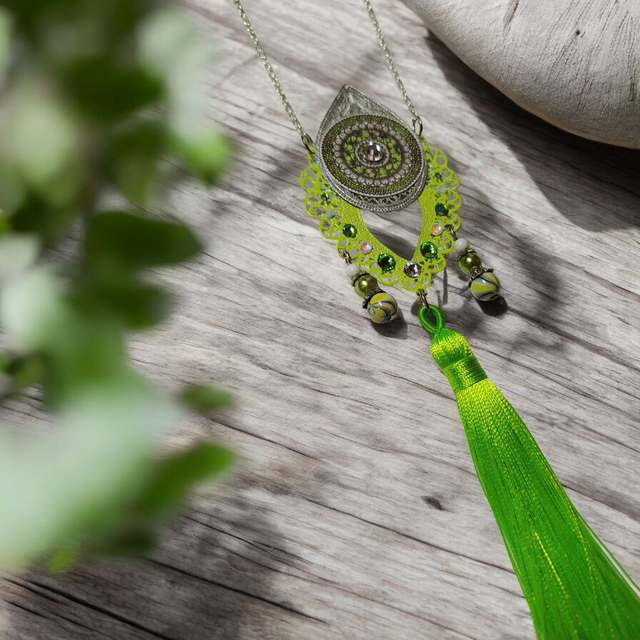 Collier sautoir pompon vert