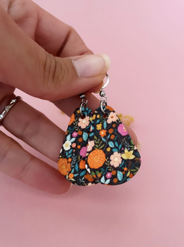 Boucles d'oreilles carton et tissu, forme petites gouttes, collection "1001 fleurs" - fond noir et motifs fleuris multicolores