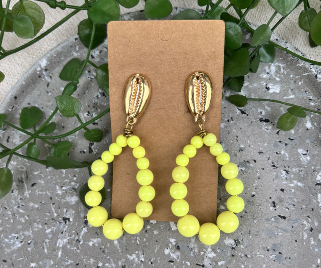 Boucles d’oreilles perlées jaune et dorées 