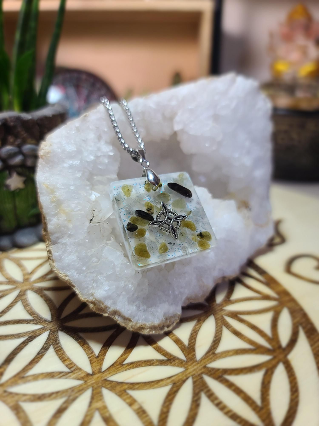 Nœud de la sorcière 🧙‍♀️ Talisman Labradorite Tourmaline