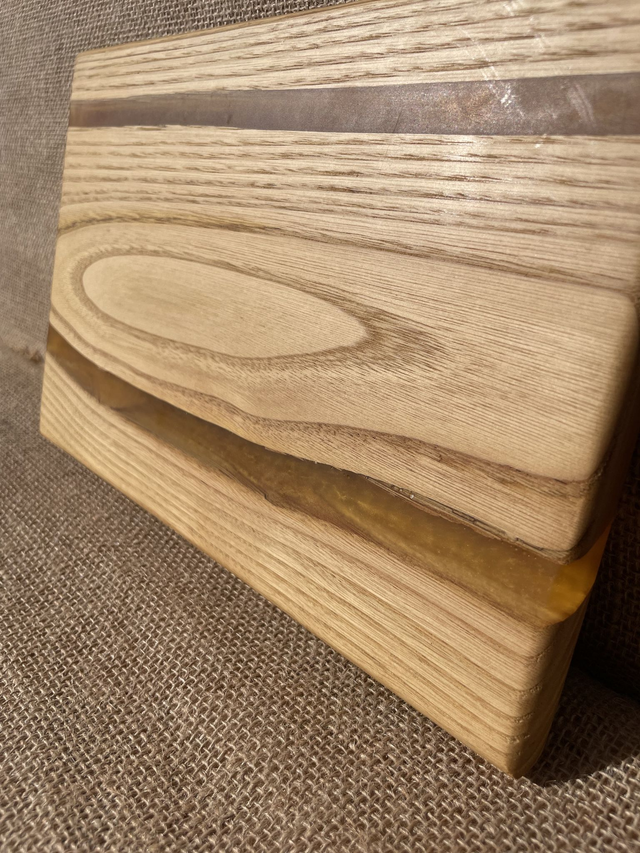 Planche bois et résine jaune #1