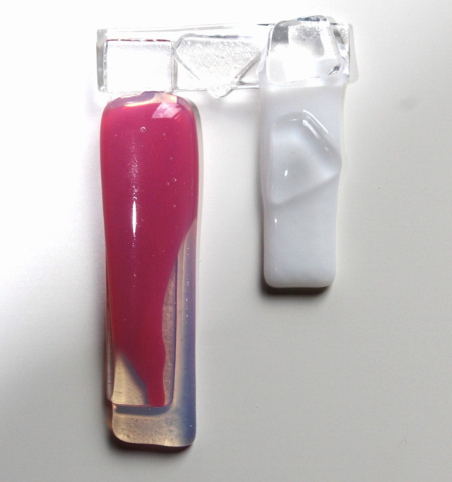 o7 Schmuckanhänger aus Glas , Farbakzent Himbeere . weiß . 4,5 x 7,5 cm