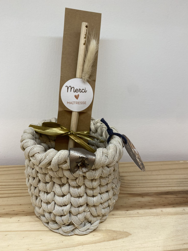 Pot à crayons au crochet avec son crayon de papier 