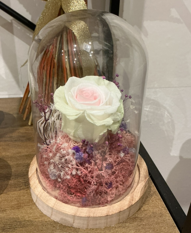 Cloche florale avec rose stabilisée