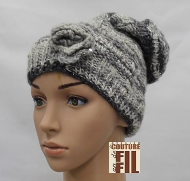 Bonnet gris et fleur au crochet