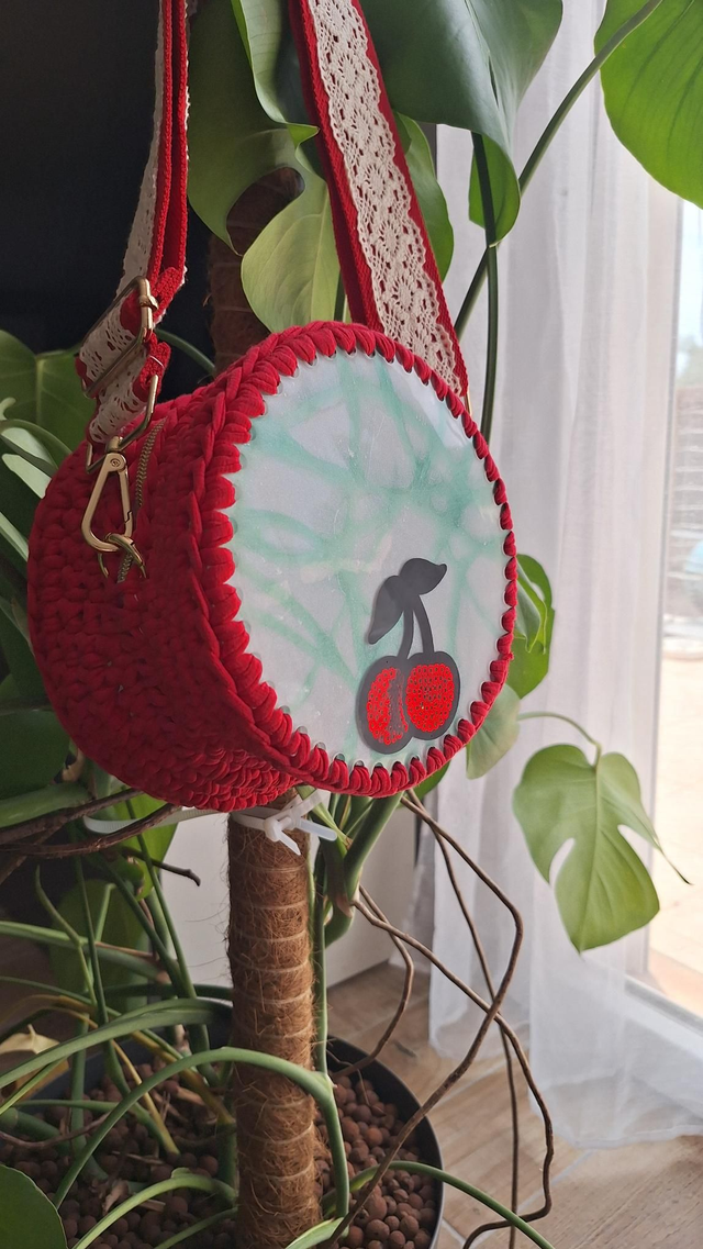 Sac résine &amp; crochet Cerise 