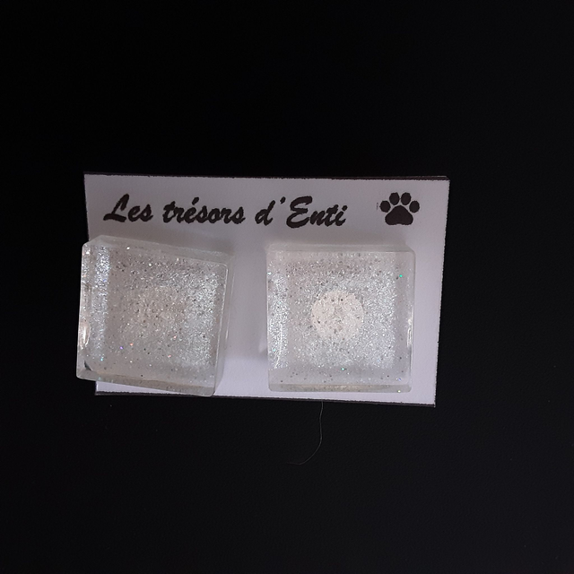 Boucle d&#039;oreille carré blanc scintillant