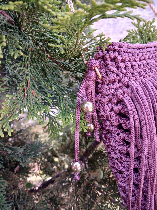 Sac bandoulière bohème au crochet prune avec perles dorées – création artisanale chic