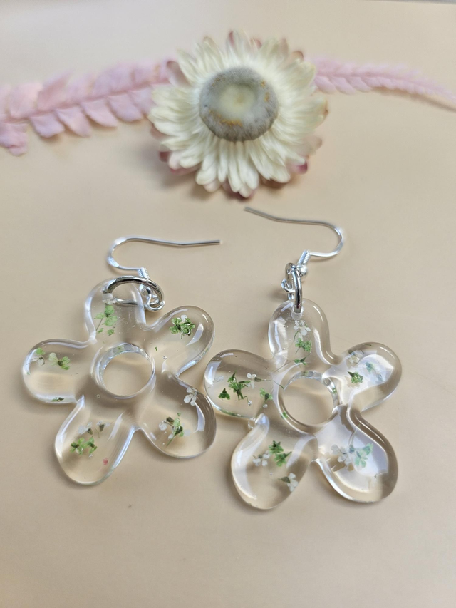 Boucles d&#039;oreilles en résine - Fleurs vertes et blanches