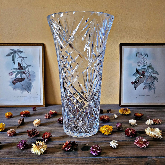 X Grand vase évasé en cristal ciselé décor géométrique et &quot;fleurs&quot;
