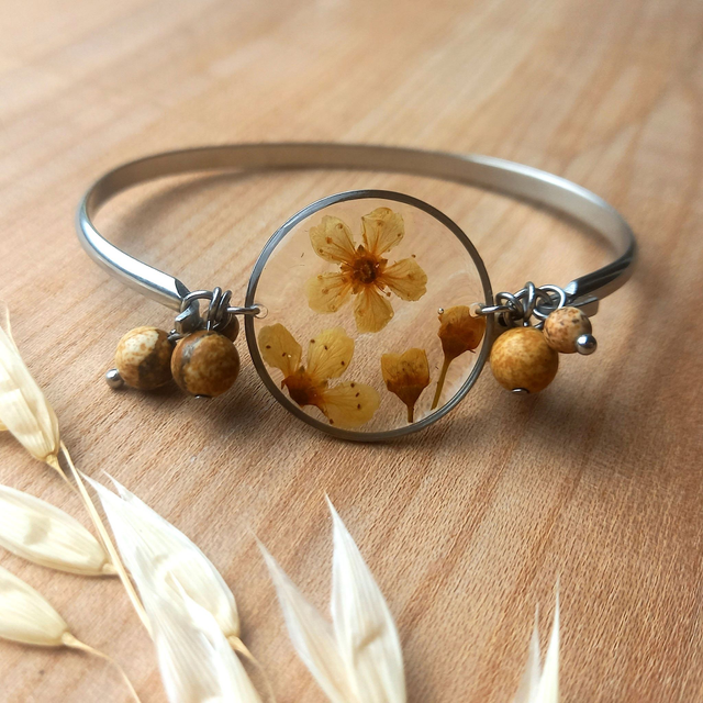 Bracelet argenté · Jonc · Fleurs séchées et pierre naturelle
