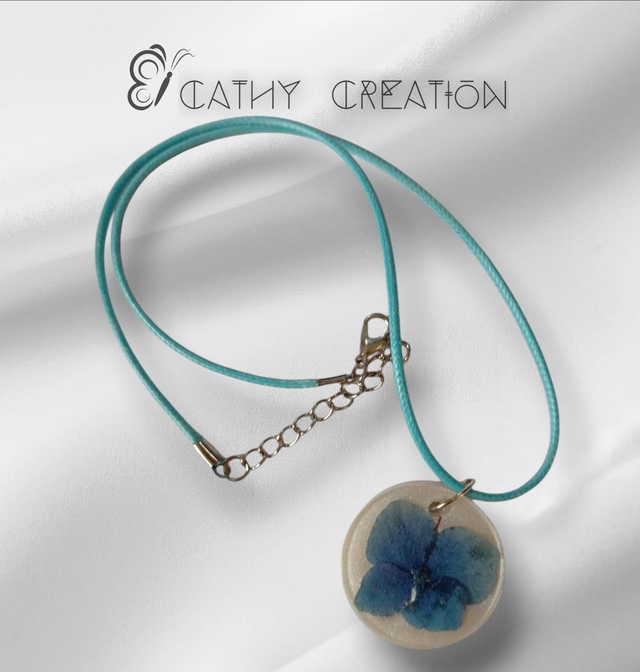 Collier avec inclusion de fleur