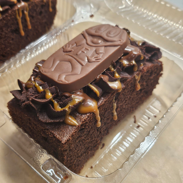 Freddo Caramel Sponge Slice