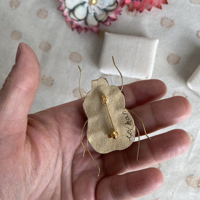 Broche brodée scarabée bordeaux rose