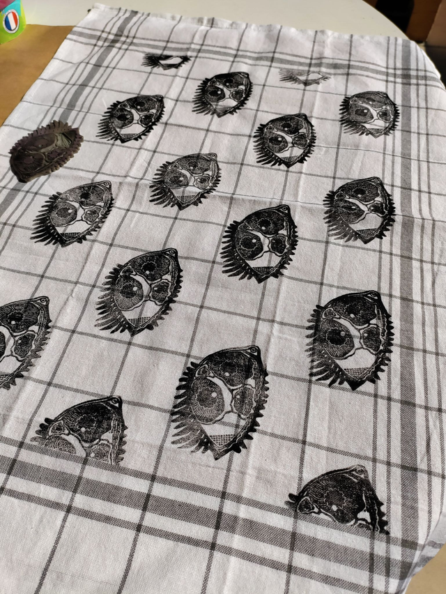 Torchon imprimé 50 x70 cm -linogravure " polycorie 2"