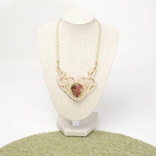 Collier en rhodonite beige et doré