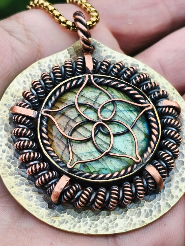 Pendentif Talisman Fleur de Vénus & Labradorite – Pièce Unique Puissante