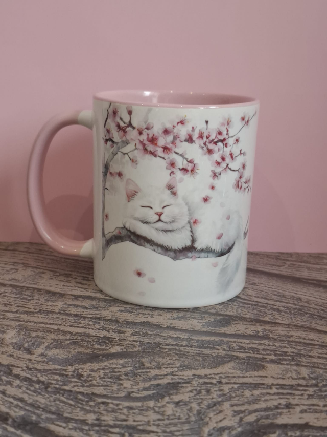Mug rose chat blanc dans son arbre