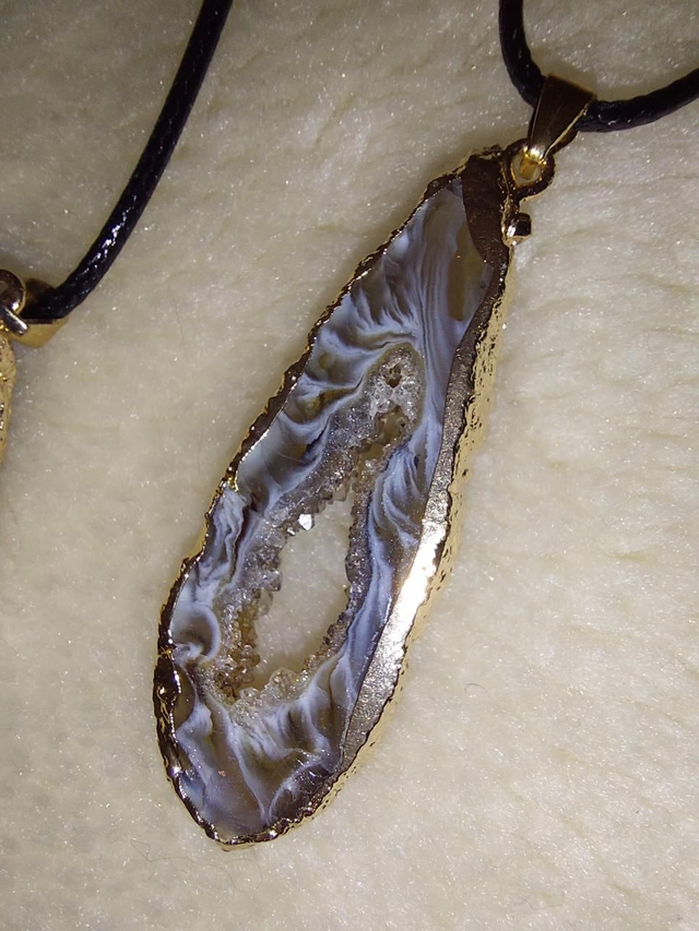 Slice agate pendant necklace 