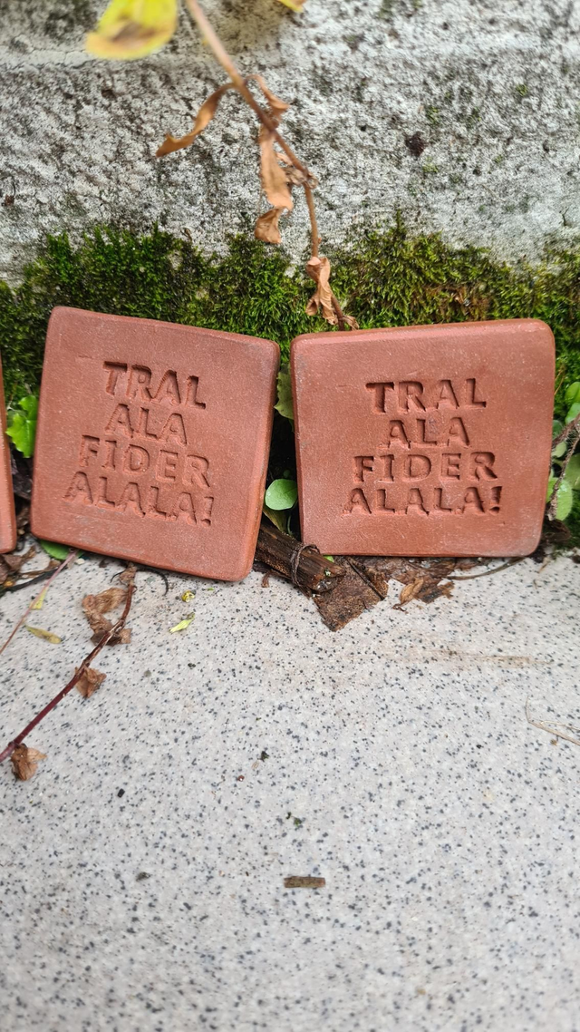 Sprüchefliese "Tralalafideralala" klein, braun