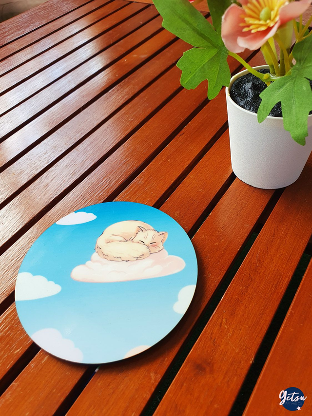 Sous-verre en bois contreplaqué, petit chat sur un nuage