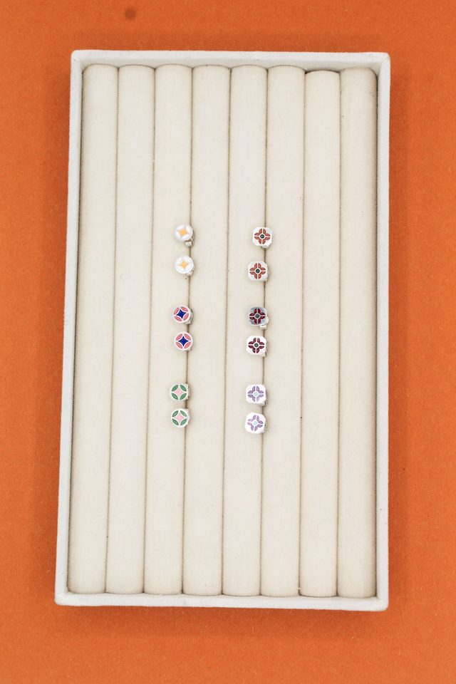 Boucles d'oreille puces émaillées étoile | Jaune & blanc