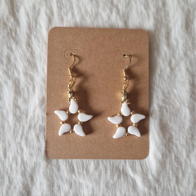 Boucles d'oreilles étoiles dorées et blanches 