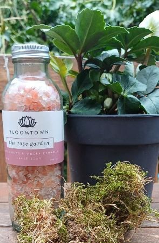 The Rose Garden - Musk Rose &amp; White Flowers Salt Soak 