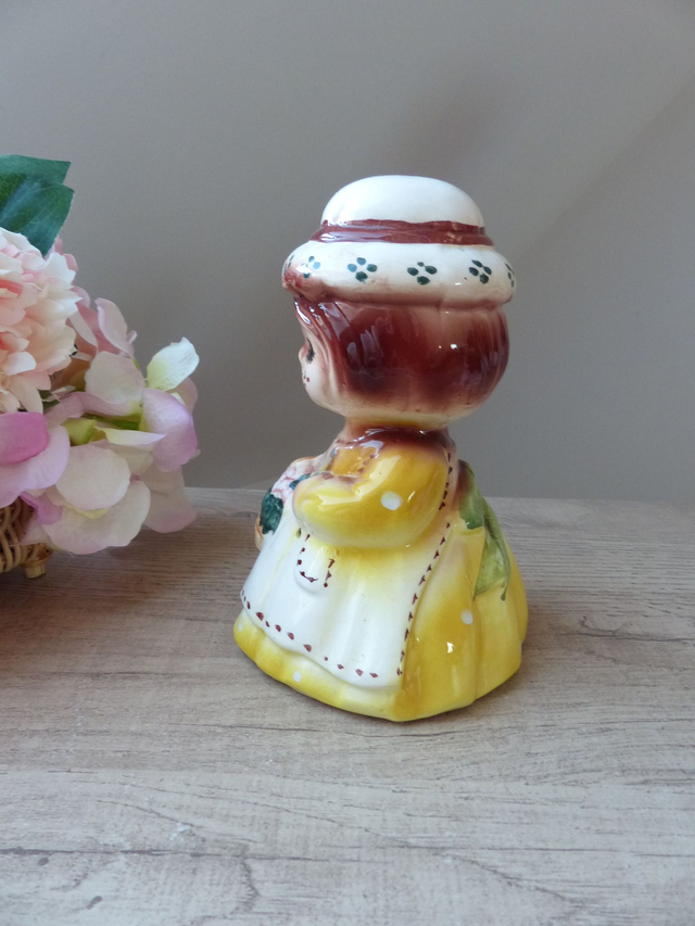 Dévidoir à ficelle vintage en céramique – Grand-mère au chapeau – Déco originale pour cuisine ou bureau – support pour ficelle et ciseaux