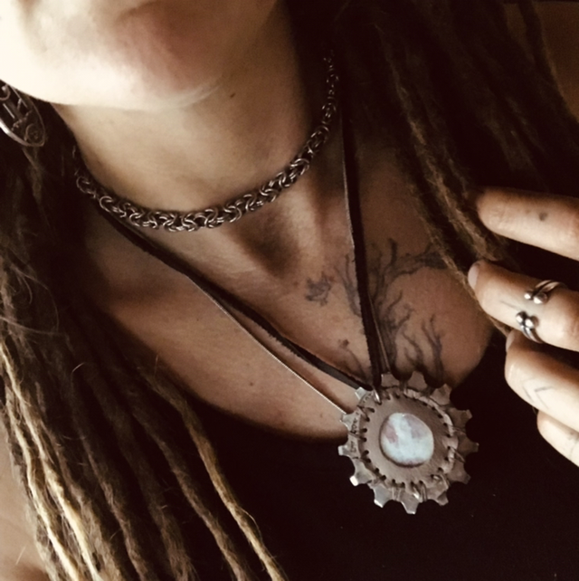 Amulette tourmaline rose sur matrice 