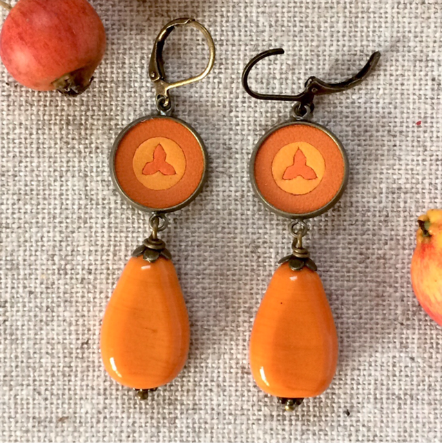 Boucles d’oreilles bronze, marqueterie de cuir orange et perle céramique 