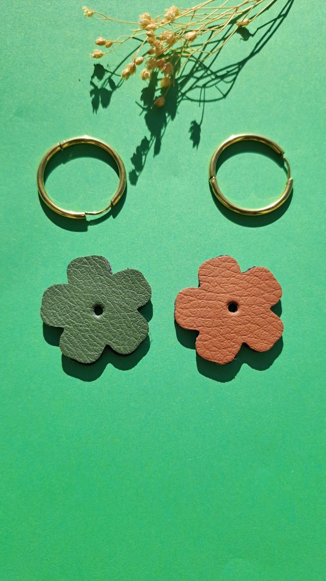 Boucles d'oreilles fleurs réversibles en matières végétales veganes 