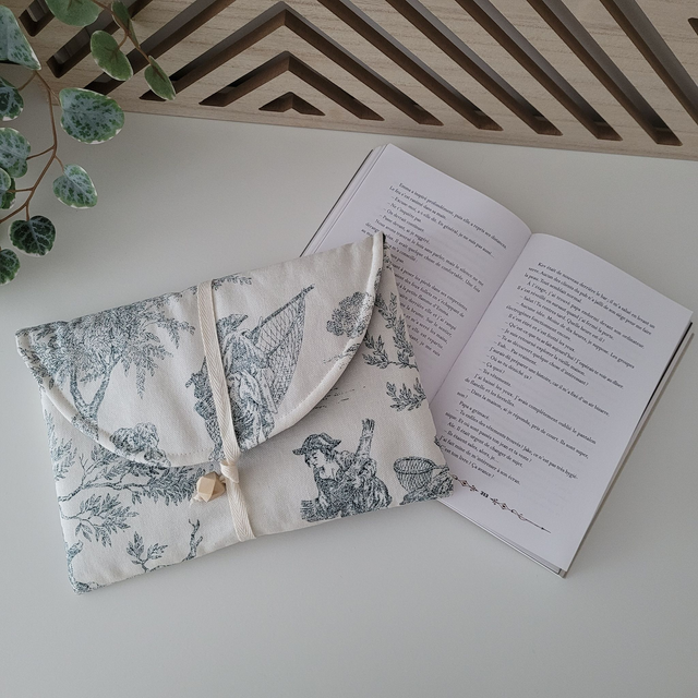 Pochette à livre Romy Toile de Jouy verte