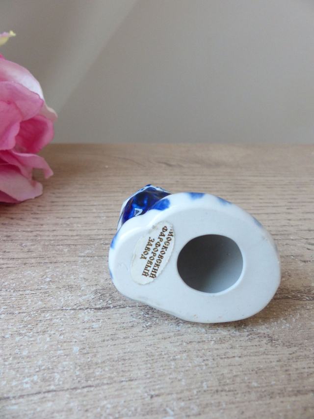 Figurine Chat en Céramique Bleu Cobalt et Blanc Peint Main – Petit Chat Assis avec Ruban – Miniature Vintage – Cadeau Amoureux des Chats