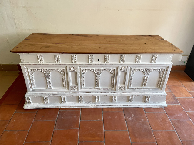 Grand coffre en noyer