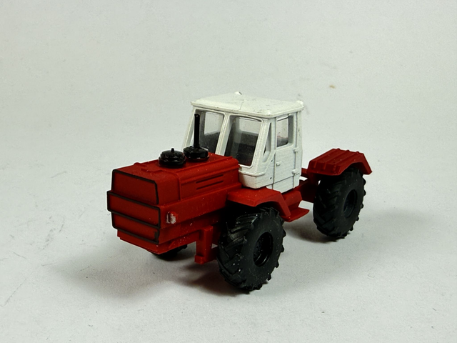 T-150K Tranktor H0 1:87