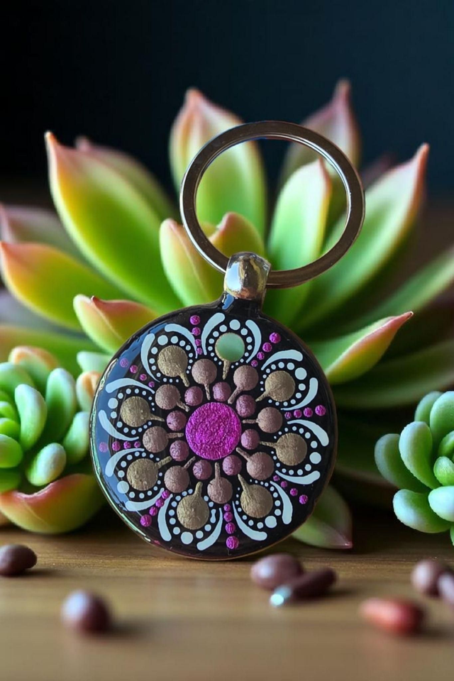 Porte-clés rond mandala peint recto verso bronze et fuchsia, mandala pointillisme