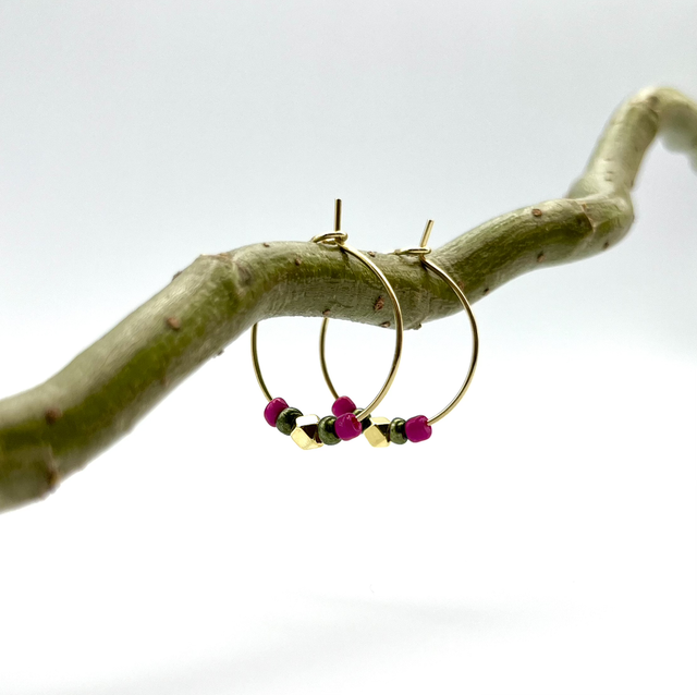 Wild Berry Hoops – 18K vergoldete Creolen mit Glasperlen in Pink und Grün