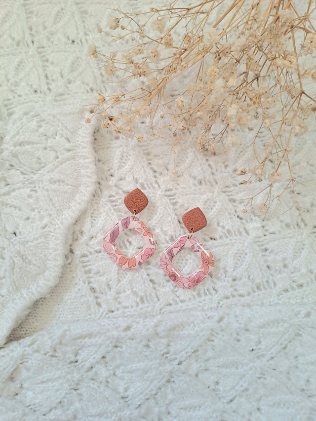 Boucles d&#039;oreilles fleuries et terracotta