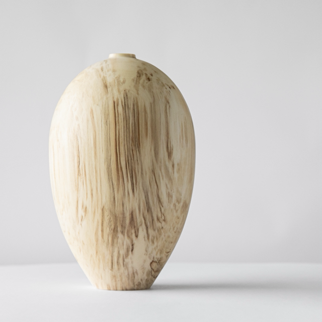 Hollowform, wall around 4mm. Patterned horse chestnut from Bønestoppen. 9x15 cm. Satin laquer.