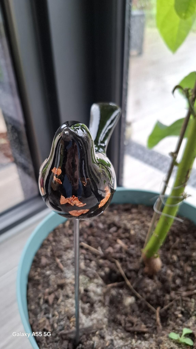 Oiseau en résine et verre recyclé noir