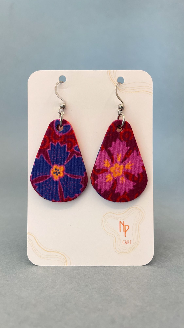 Boucles d'oreilles carton et tissu forme petites gouttes, collection " indie rouge " - fond rouge et motifs fleuris tons bleu et rose