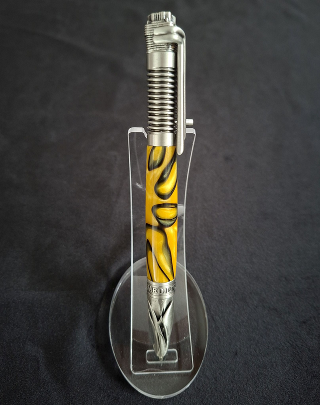 Stylo Biker en résine jaune et noire