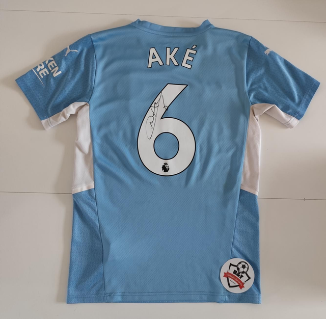 Gesigneerd Ake Manchester City shirt.
