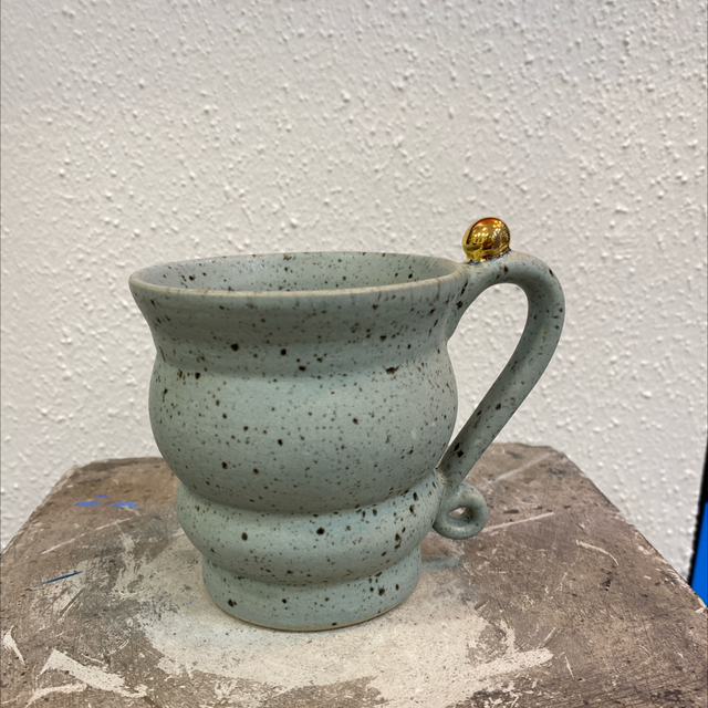 Krus Grøn m. guldknop, støvgrøn/nistret, af Helle Bornæs 