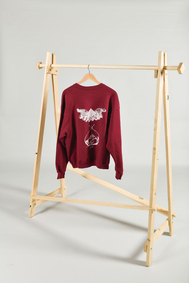 Sweat rouge Fruit of the loom seconde main sérigraphié – Œuvre main en sablier