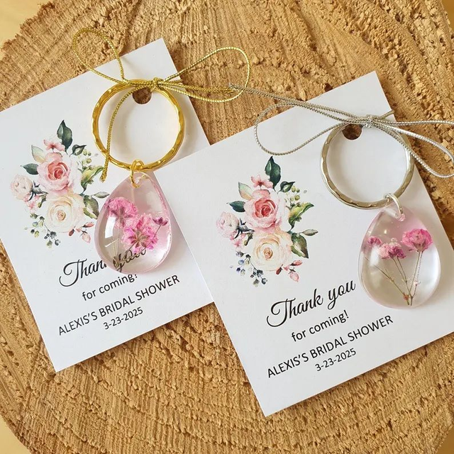 Breloczek z różowymi kwiatami gipsówki