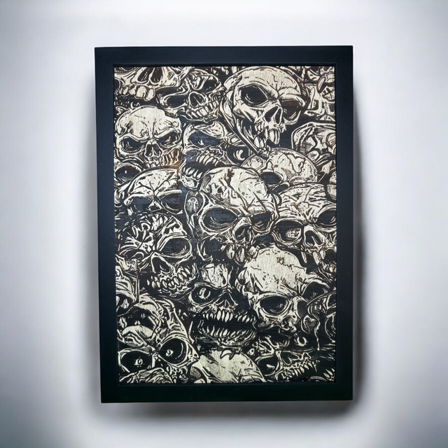 Tableau gravé têtes de mort en pagaille – Art mural dark en bois