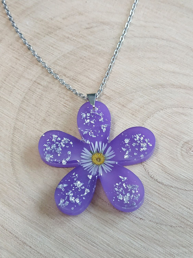 Collier fleur de résine avec pâquerette séchée