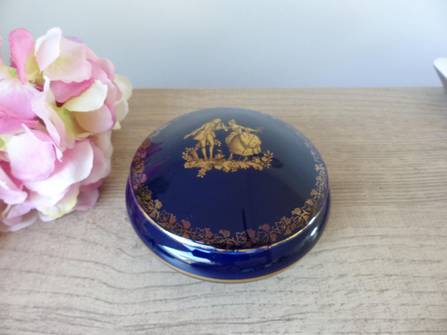 Boîte à bijoux ancienne en porcelaine Limoges – Bleu de four, décor galant doré – Vintage romantique, raffiné, France, déco shabby chic
